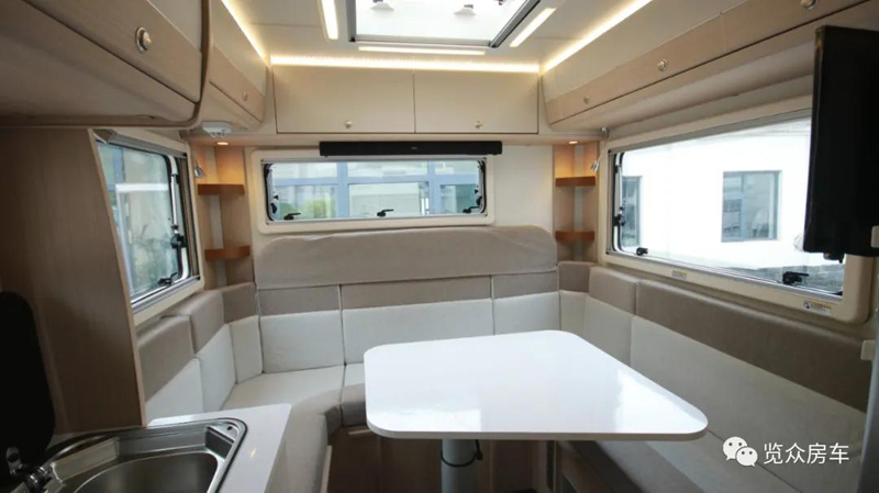 兩張雙人床，使用還方便的房車