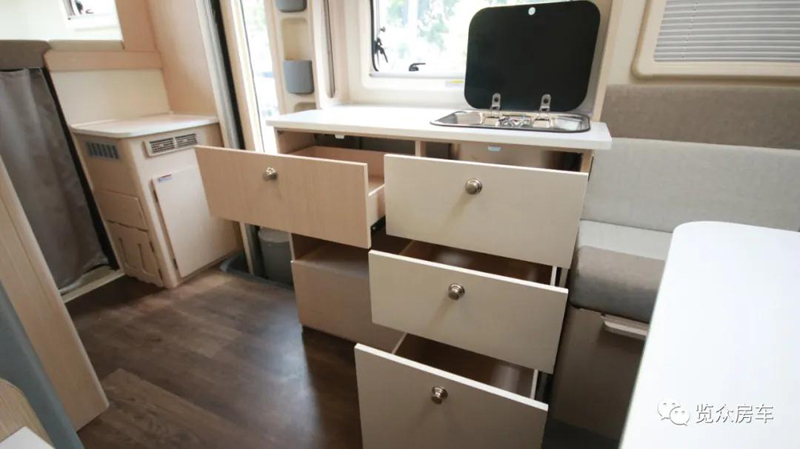 兩張雙人床，使用還方便的房車