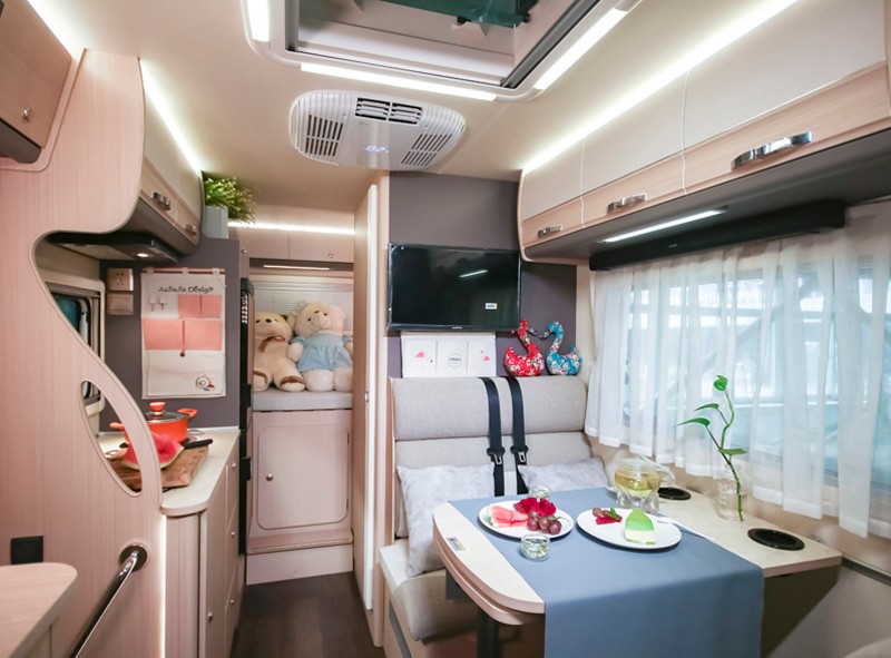 喜歡自駕游，不知道怎么選房車，看看這款四驅房車