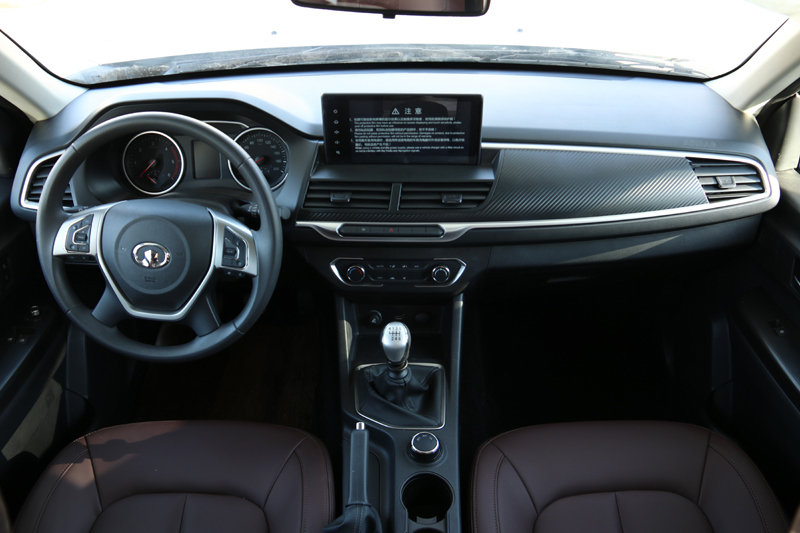 喜歡自駕游，不知道怎么選房車，看看這款四驅房車